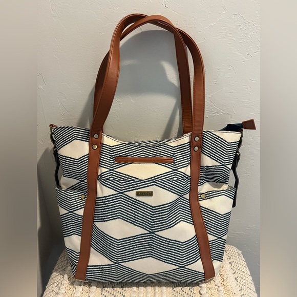 Jj Cole Diaper Bag with Strap and Diaper pad - Picture 2 of 16